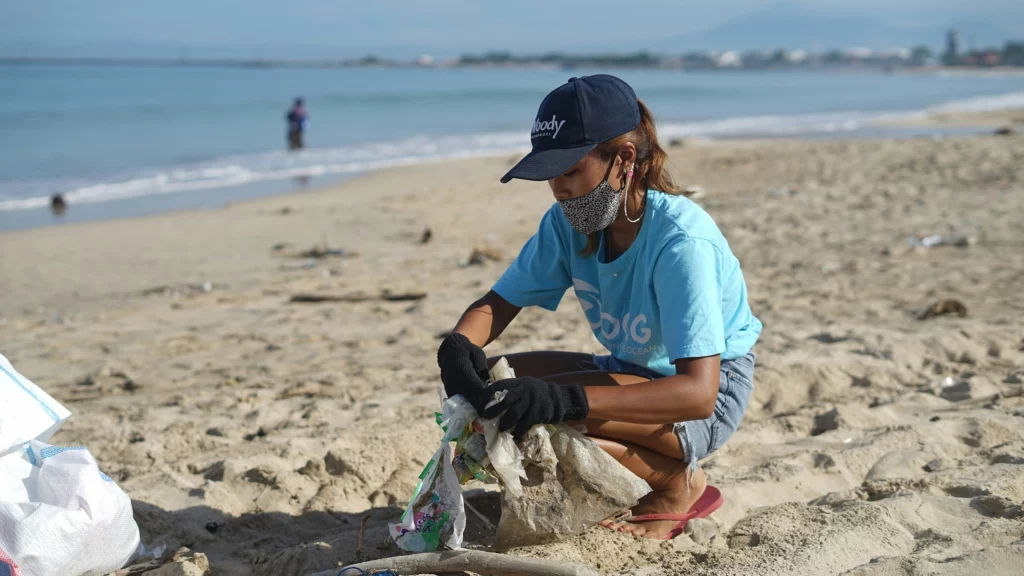 a beach cleanup in Indonesia, as featured in Villa Pereire’s wine blog on wine and 1% for the Planet